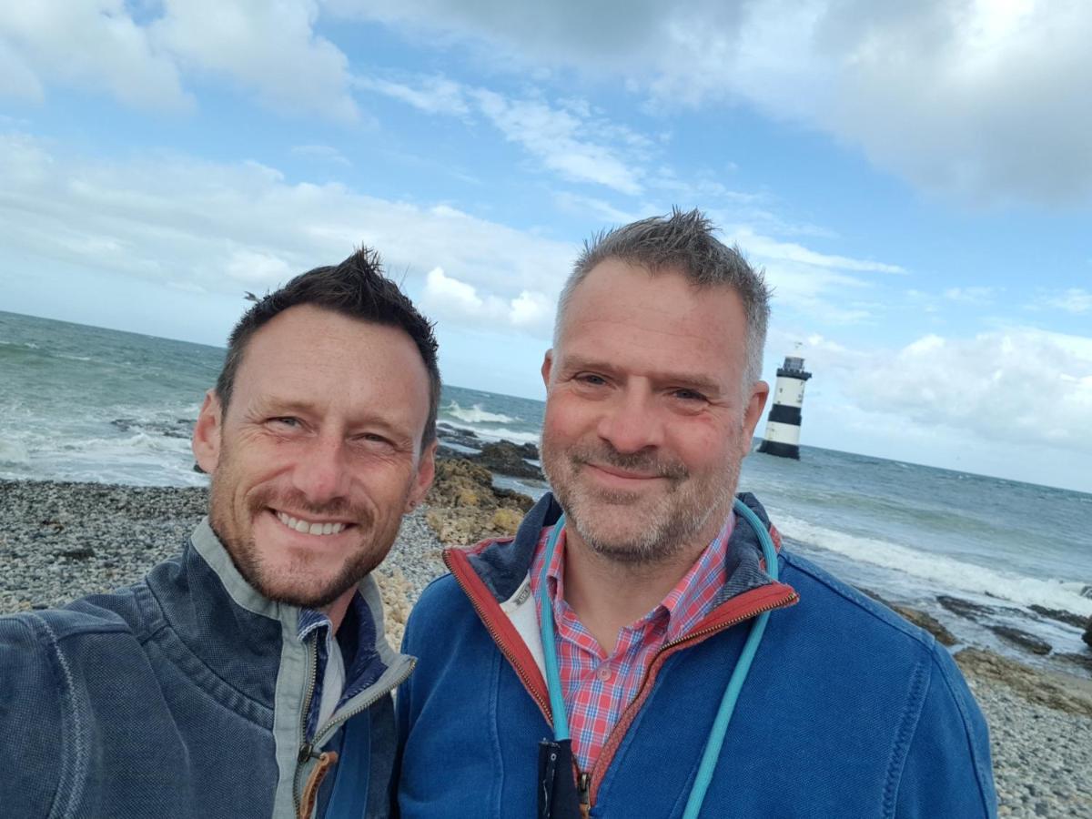 هوليهيد The Hut Wales - A Sea Front Inn المظهر الخارجي الصورة