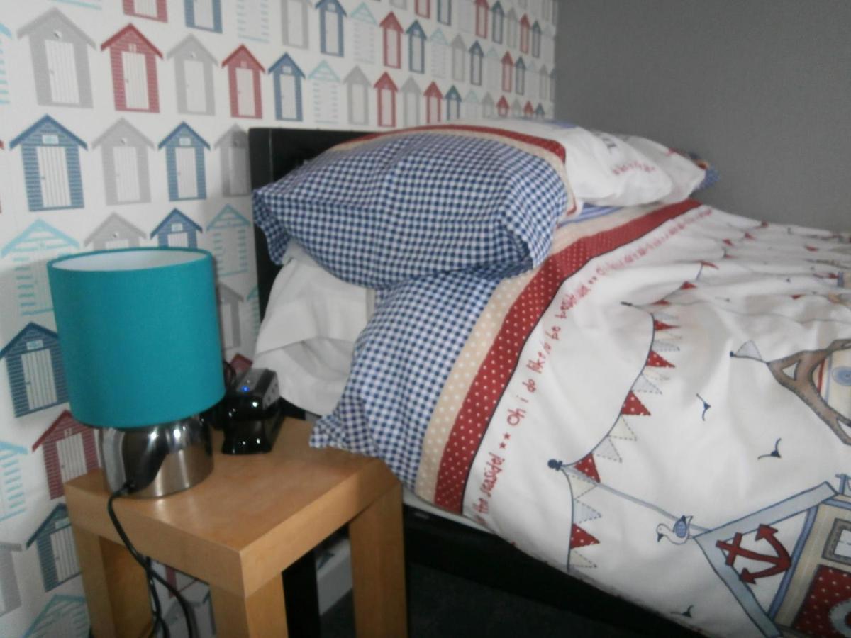 هوليهيد The Hut Wales - A Sea Front Inn المظهر الخارجي الصورة
