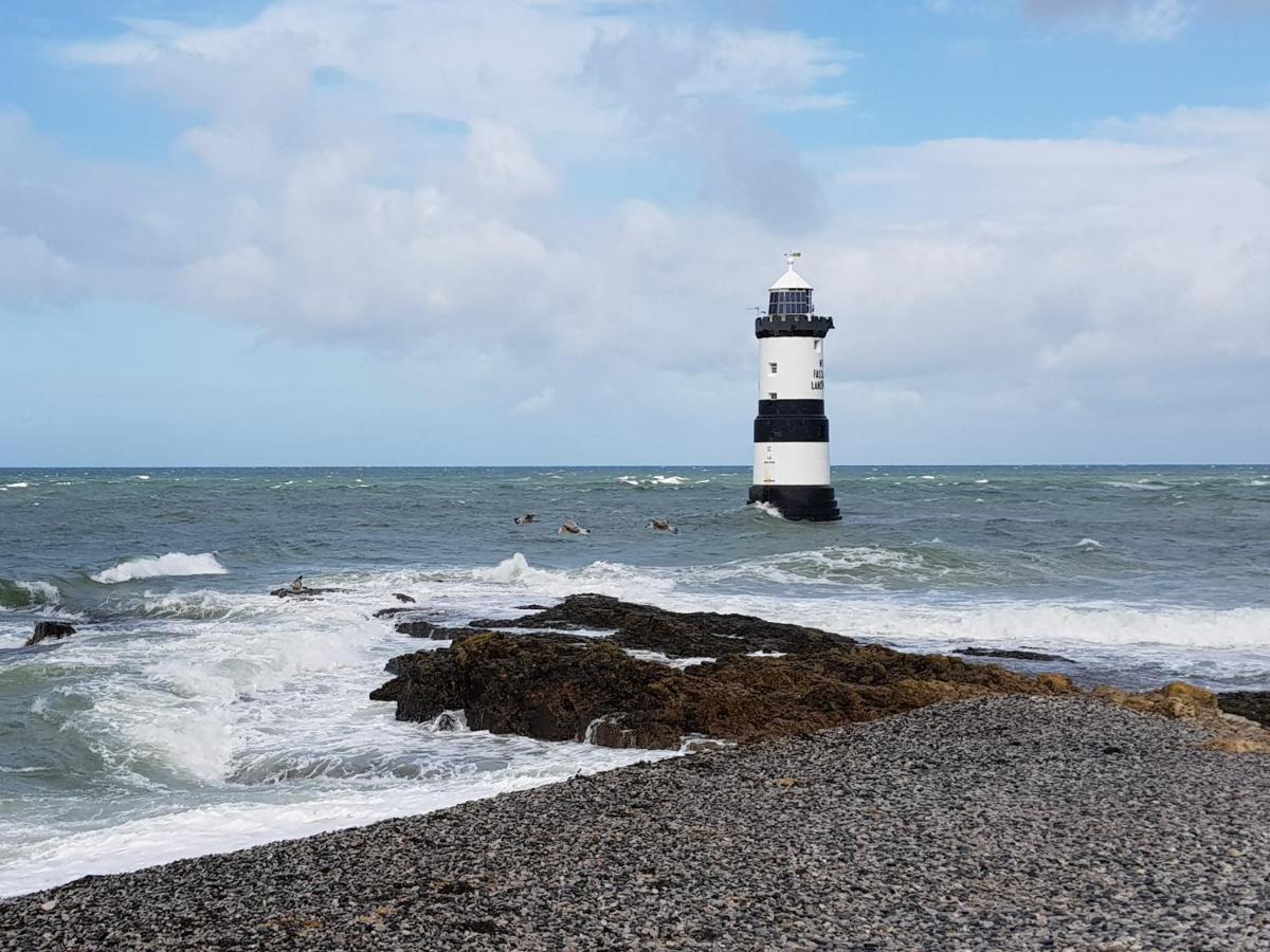 هوليهيد The Hut Wales - A Sea Front Inn المظهر الخارجي الصورة