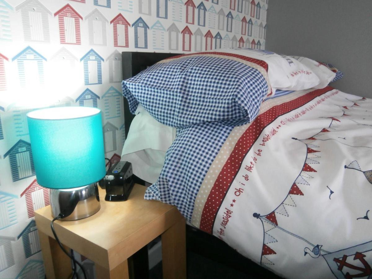 هوليهيد The Hut Wales - A Sea Front Inn المظهر الخارجي الصورة