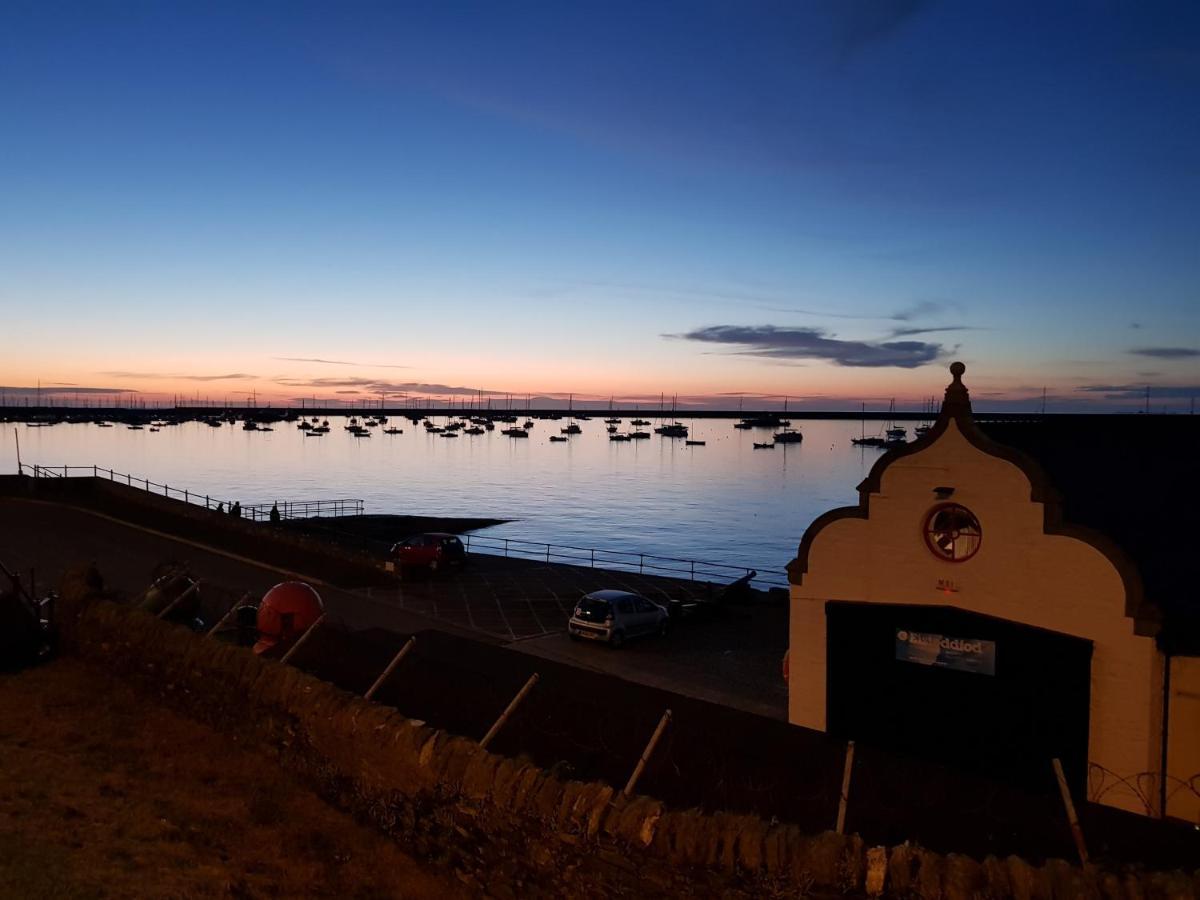 هوليهيد The Hut Wales - A Sea Front Inn المظهر الخارجي الصورة