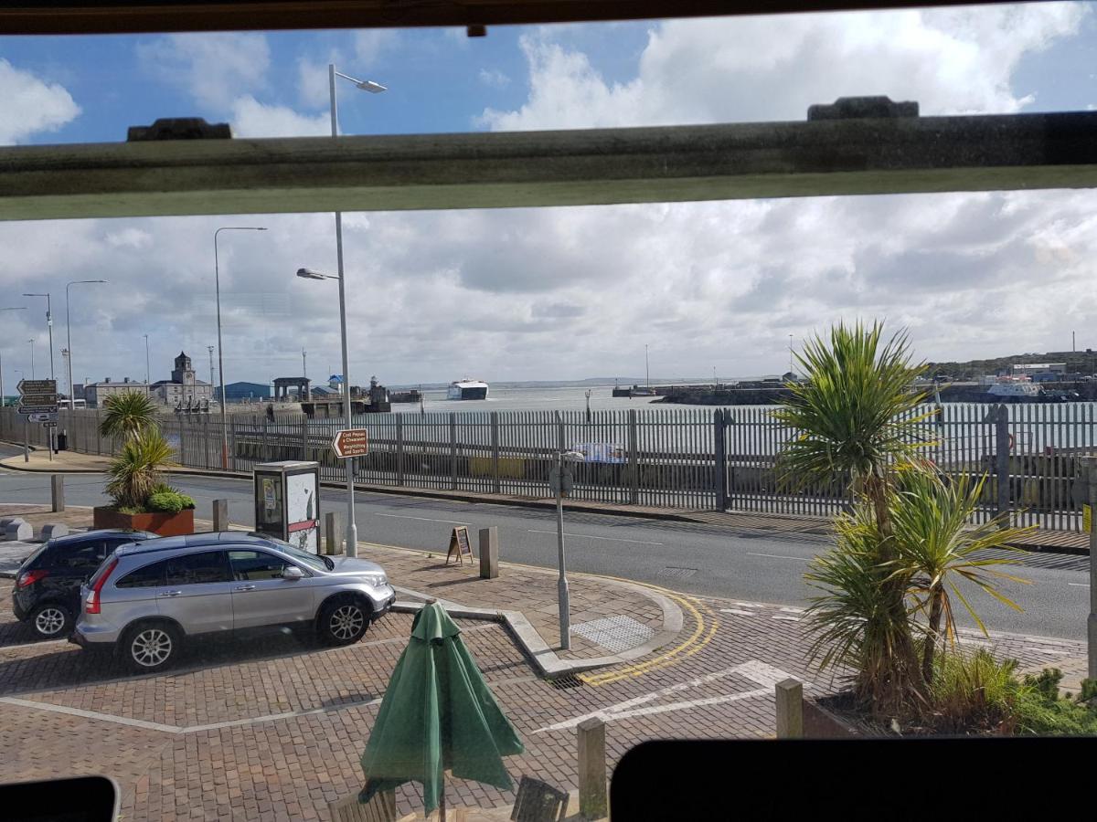 هوليهيد The Hut Wales - A Sea Front Inn المظهر الخارجي الصورة