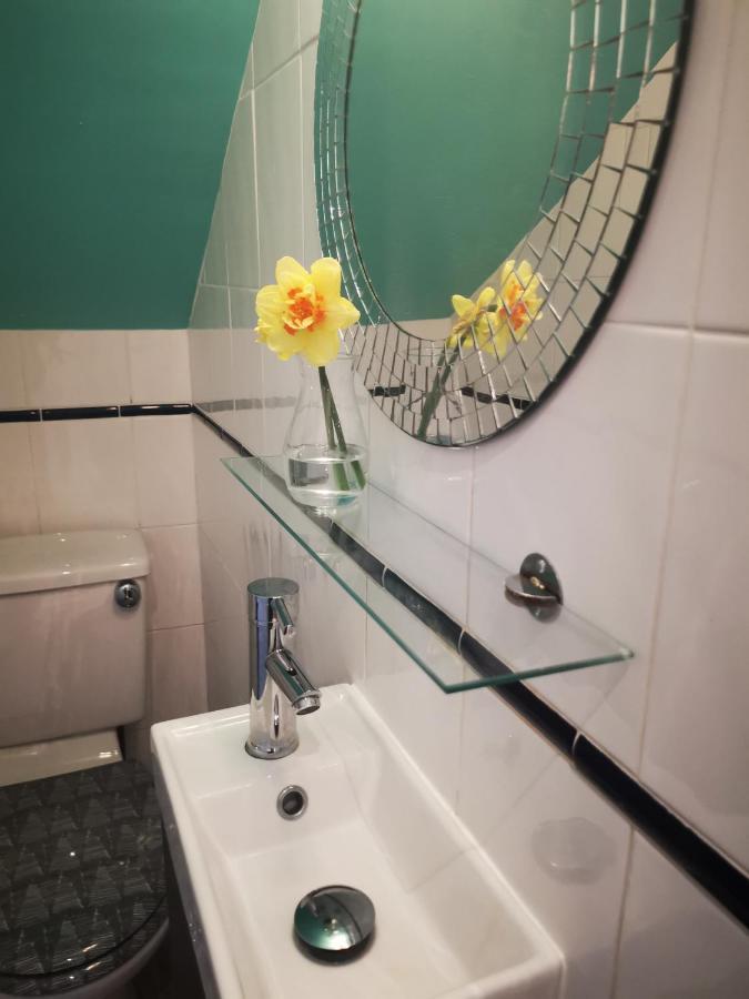 هوليهيد The Hut Wales - A Sea Front Inn المظهر الخارجي الصورة
