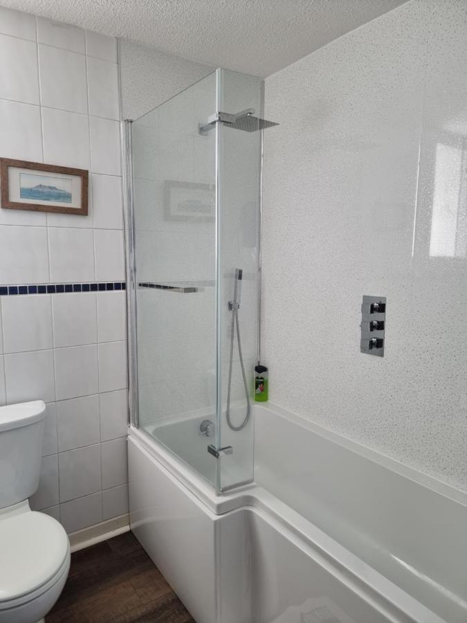 هوليهيد The Hut Wales - A Sea Front Inn المظهر الخارجي الصورة