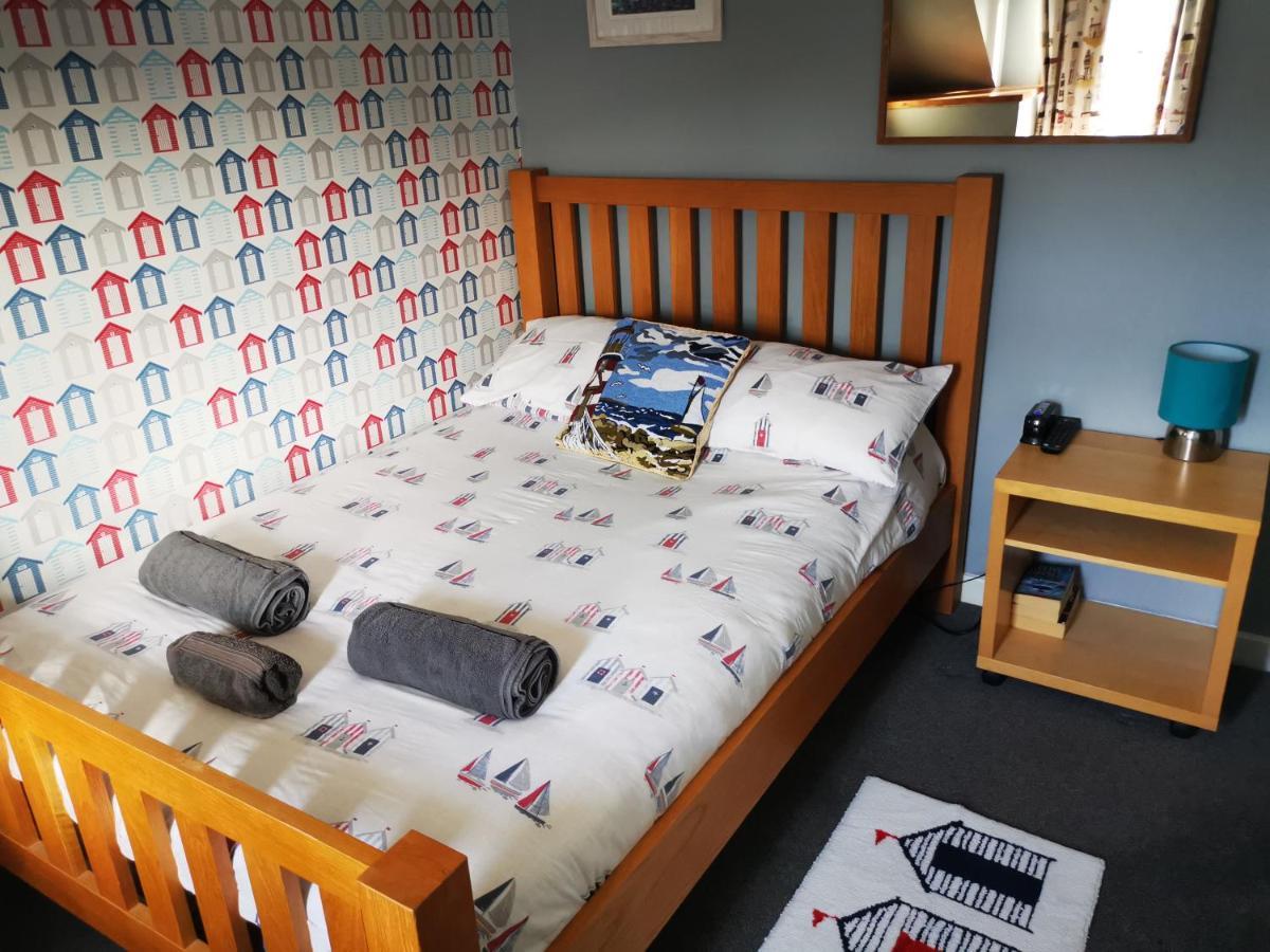 هوليهيد The Hut Wales - A Sea Front Inn المظهر الخارجي الصورة