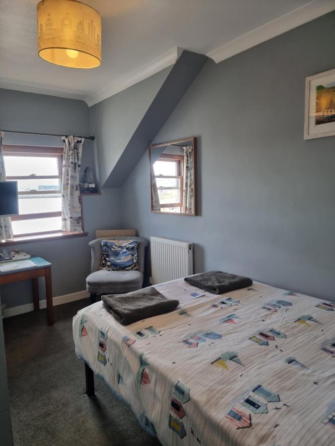هوليهيد The Hut Wales - A Sea Front Inn المظهر الخارجي الصورة