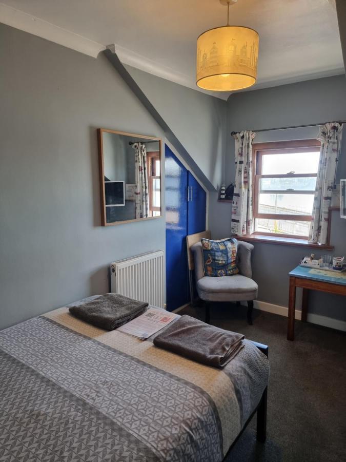 هوليهيد The Hut Wales - A Sea Front Inn المظهر الخارجي الصورة